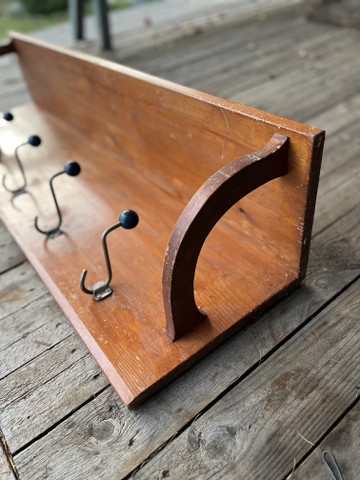 Vanha mäntypuinen naulakko