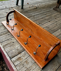 Vanha mäntypuinen naulakko