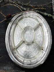 Vanha lasilokerikko tarjottimella, tarjoiluastia lasia ja metallia