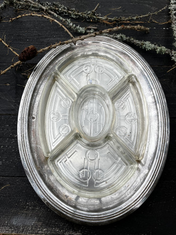 Vanha lasilokerikko tarjottimella, tarjoiluastia lasia ja metallia