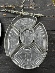 Vanha lasilokerikko tarjottimella, tarjoiluastia lasia ja metallia