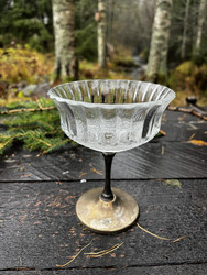 Vanha, kaunis jalallinen tarjoilumalja, jalka alpakkaa 