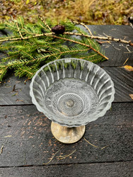 Vanha, kaunis jalallinen tarjoilumalja, jalka alpakkaa 