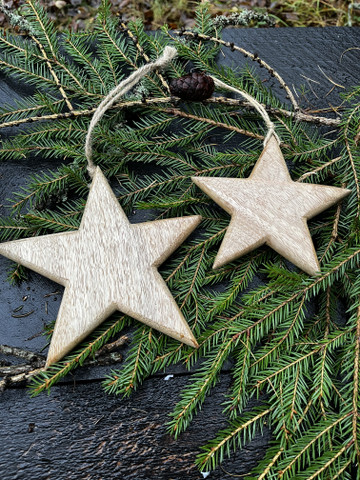 Puinen tähti juuttinarussa, kaksi kokoa 15 cm ja 20 cm