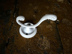 Koristeellinen, kaksiosainen naulakkokoukku, musta tai valkoinen