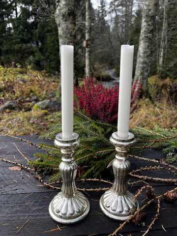 Kaunis, antiikkihopean värinen kynttilänjalka, Chic Antique