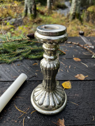 Kaunis, antiikkihopean värinen kynttilänjalka, Chic Antique