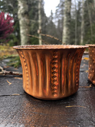 Vanha kuparinen suojaruukku, kaksi erilaista