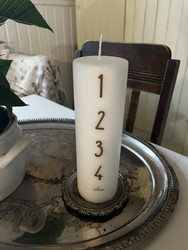 Valkoinen adventtikynttilä, pöytäkynttilä ruskein numeroin