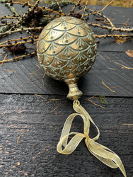 Upea, koristeellinen, suuri joulupallo, kaksi erilaista