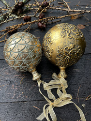 Upea, koristeellinen, suuri joulupallo, kaksi erilaista