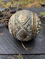 Koristeellinen, suuri, antiikinvihreä pallo, joulupallo pöydälle