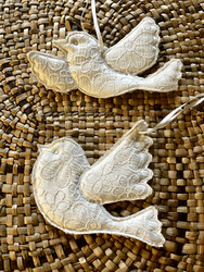 Valkoinen kangaslintu satiininauhassa, kaksi erilaista