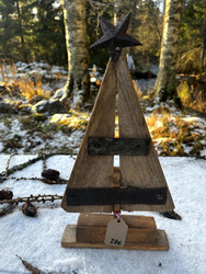 Rustiikkinen käsintehty kuusi kierrätysmateriaalista, kaksi erilaista 