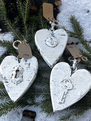 Rouhea, käsintehty sydän vanhasta kattopaanusta tai seinälaudasta