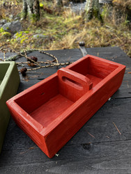 Puinen, kädensijallinen lokerikko, punainen tai vihreä