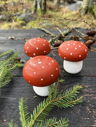 Käsinmaalattu punainen kärpässieni puuta 