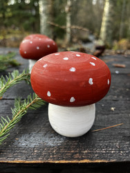 Käsinmaalattu punainen kärpässieni puuta 