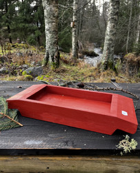 Vanha, punaiseksi maalattu puinen kaukalo