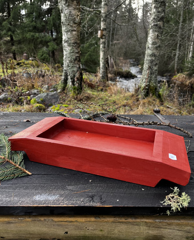 Vanha, punaiseksi maalattu puinen kaukalo