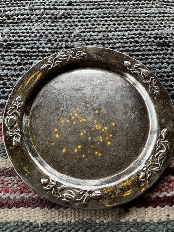 Alpakkalautanen, vanha tarjoilulautanen alpakkaa, kaksi erilaista 