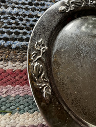 Alpakkalautanen, vanha tarjoilulautanen alpakkaa, kaksi erilaista 