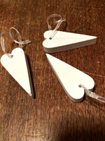 Pieni, valkoinen sydän vaneria, organzanauhassa