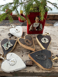 Rouhea, käsintehty sydän vanhasta kattopaanusta tai seinälaudasta