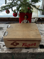 Vanha, kannellinen Fazerin Karkkirasia, makeislastikkp