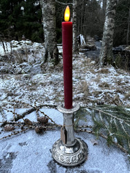 Vanha, hopeanvärinen kynttilänjalka metallia