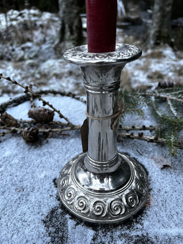 Vanha, hopeanvärinen kynttilänjalka metallia