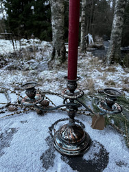 Vanha, painava, kolmihaarainen kynttelikkö metallia