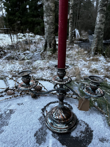 Vanha, painava, kolmihaarainen kynttelikkö metallia