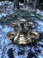 Erikoinen, viisihaarainen kynttelikkö todennäköisesti messinkiä 