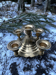 Erikoinen, viisihaarainen kynttelikkö todennäköisesti messinkiä 