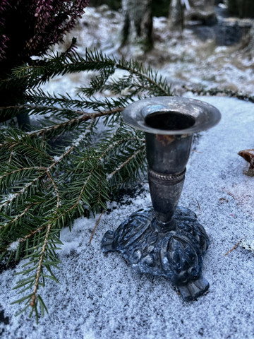 Vanha, kaunis metallinen kynttilänjalka