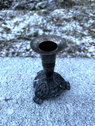 Vanha, kaunis metallinen kynttilänjalka