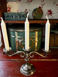 Vanha, kolmihaarainen kynttilänjalka, kynttelikkö alpakkaa