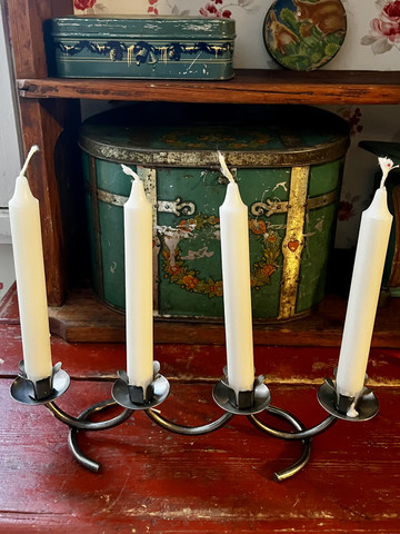 Metallinen, tukeva nelihaarainen kynttilänjalka, adventtikynttelikkö