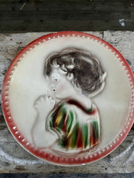 Vanha kipsitaulu rukoileva tyttö 1950-luvulta