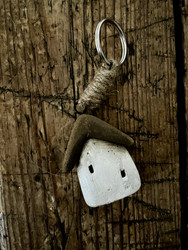 Puinen talo avaimenperä, Ib Laursen