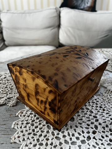 Pieni puinen rasia, pikkuinen puuarkku