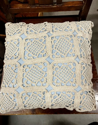 Kaunis käsintehty sohvatyyny, vaaleansininen aluskangas