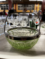 Hennon vihreä lasimalja metallisella sangalla