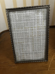 Vanha mattahopeanvärinen valokuvakehys 19 x 15 cm