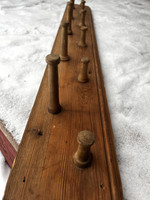 Vanha, patinoitunut tappinaulakko , rouhea naulakko 115 cm