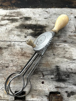 Vanha vispilä puuta ja metallia, vanhat keittiövälineet