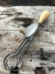 Vanha vispilä puuta ja metallia, vanhat keittiövälineet