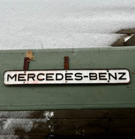 Mercedes Benz metallinen merkki