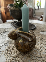 Antiikkimessingin värinen suloinen pupu-kynttilänjalka